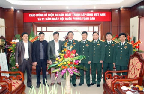 Tặng quà cho 96 đơn vị quân đội trên địa bàn Hà Nội