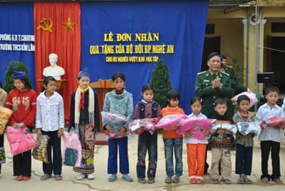 Góp sức chăm lo giúp các trường học ở vùng biên giới, ven biển