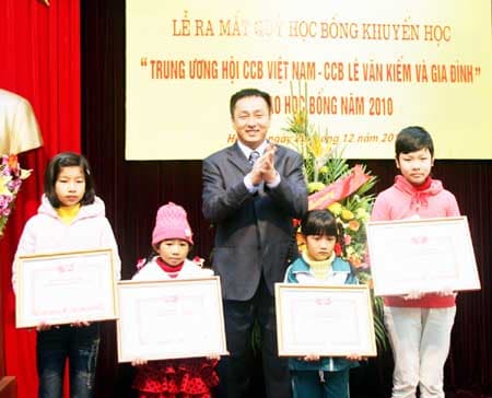 Ra mắt và trao 500 triệu đồng  học bổng năm 2010