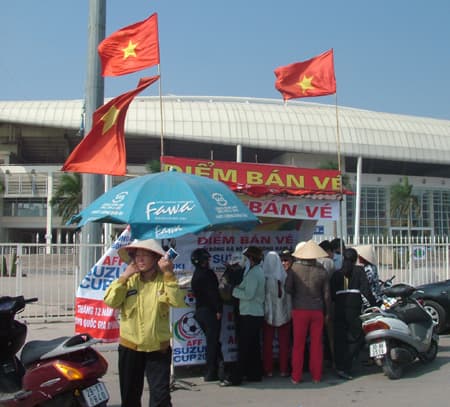 Vé chợ đen cao gấp đôi so với giá niêm yết