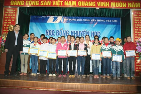 Trao học bổng cho học sinh vùng lũ