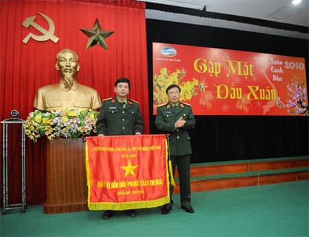Viettel Cam-pu-chia nhận Cờ thi đua của Chính phủ
