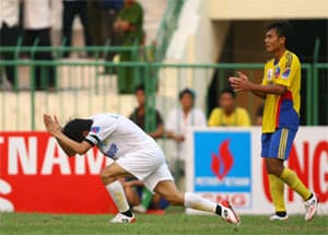 Tiền đạo Lê Công Vinh xin lỗi sau vụ vái lạy trọng tài trên sân Cao Lãnh