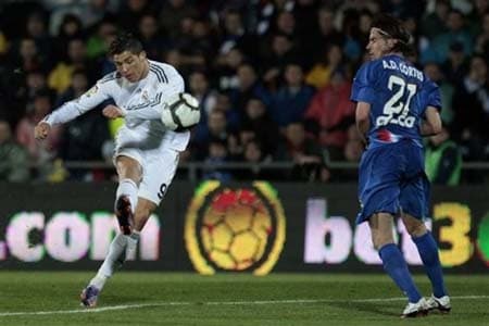 Ronaldo và  Higuaín giúp Real Madrid lấy lại ngôi đầu