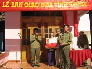 Những ngôi nhà, gói quà ấm tính đồng đội