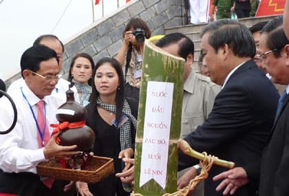 Lễ thượng cờ và Khai mạc giải Đua thuyền tại Khu di tích Hiền Lương