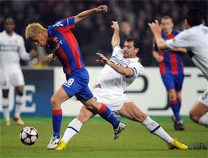 Siêu phẩm đá phạt đưa Inter vào bán kết