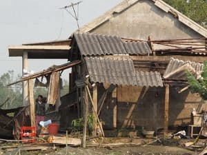Hỗ trợ cho các gia đình bị nạn do mưa kèm tố lốc