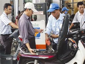 Giá xăng giảm 500 đồng mỗi lít
