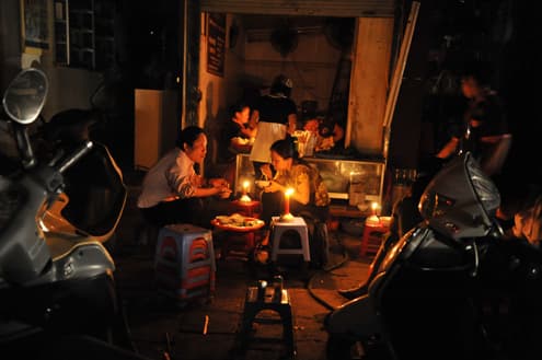 Hà Nội, nhiều tuyến phố đồng loạt bị mất điện