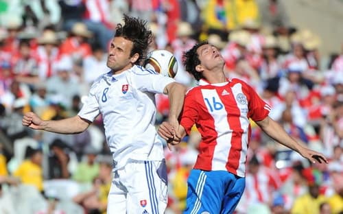 Thắng Slovakia, Paraguay thách thức ngôi đầu bảng của Italia