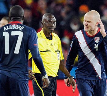 Trọng tài đầu tiên bị treo còi ở World Cup 2010