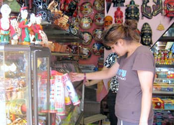 Đi tìm quà lưu niệm Hà Nội