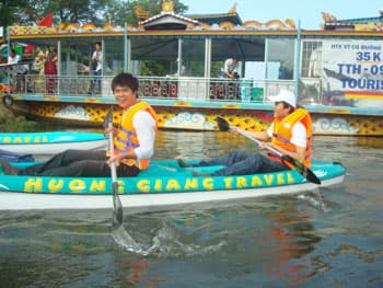 Lần đầu tiên du lịch bằng thuyền Kayak trên sông Hương