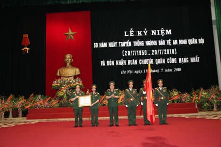 Kỷ niệm 60 năm ngày truyền thống và đón nhận Huân chương Quân công hạng nhất