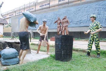 Hoàn thành mô hình  chiến sĩ cách mạng trong nhà lao Plei-cu