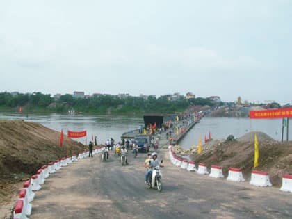 Giao thông qua cầu phao Đuống  gián đoạn vì bị tàu thủy đâm