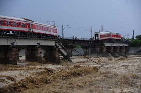 Sập cầu, tàu đang chạy rơi 2 toa xuống sông