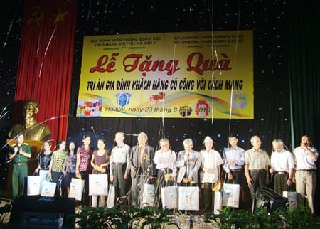 Tặng 500 suất quà cho gia đình có công với cách mạng