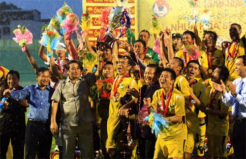 SLNA đoạt Cúp Quốc gia sau trận “thủy chiến”