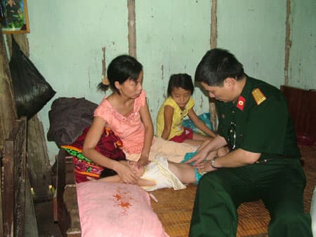 Nghĩa tình chẳng quản đường xa