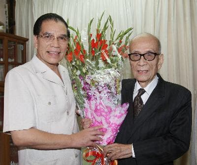 Tổng bí thư Nông Đức Mạnh mừng thọ Giáo sư Vũ Khiêu