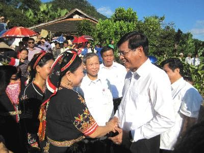 Thủ tướng CHDCND Lào Bua-xỏn Búp-phả-văn tiếp tục chuyến thăm hữu nghị chính thức Việt Nam