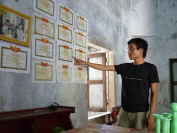 7 anh em mồ côi dồn nghị lực “nuôi” con chữ