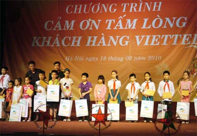 Tặng 100 suất học bổng cho các em học sinh nghèo tại Hà Nội