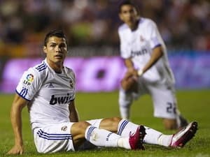 Hòa thất vọng, Real mất ngôi đầu vào tay Valencia