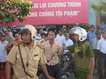 Hai cảnh sát giao thông bị chém