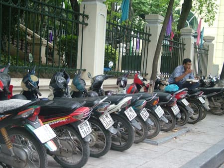 Kiểm tra, xử lý các điểm giữ xe vượt giá quy định