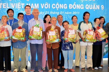 Tặng quà Tết cho hơn 300 hộ dân nghèo tại Tp. Hồ Chí Minh