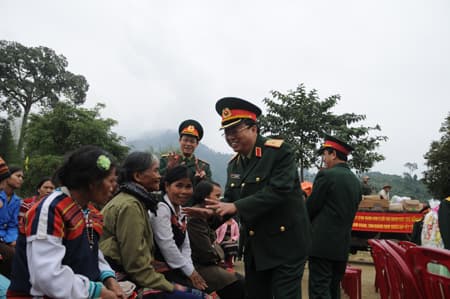 Mang mùa xuân tới người nghèo
