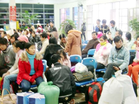 Hàng vạn người bắt đầu rời thủ đô về quê ăn tết