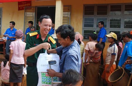 Mang Tết đến với đồng bào thiểu số