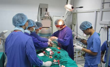 Tiến hành phẫu thuật và can thiệp mạch cho nhiều bệnh nhân cùng một lúc