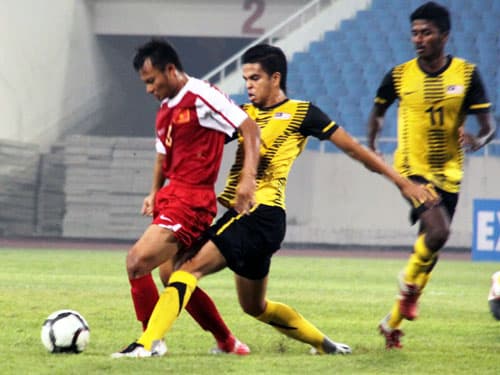 HLV Falko Götz quyết định loại ba cầu thủ