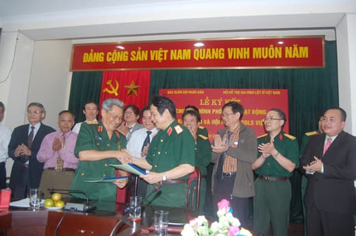 Ký kết chương trình phối hợp hoạt động giữa Hội hỗ trợ gia đình liệt sĩ Việt Nam và báo Quân đội nhân dân