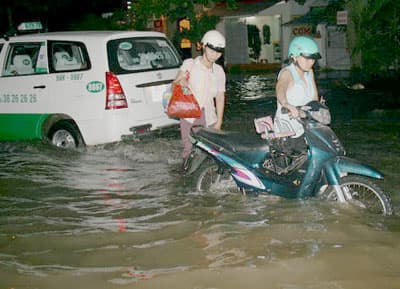 TP Hồ Chí Minh: Triều cường đạt đỉnh, gây ngập trên diện rộng