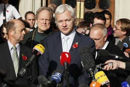“Người hùng” WikiLeaks trong vòng lao lý