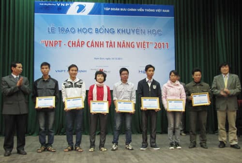 Trao học bổng khuyến học cho học sinh, sinh viên có thành tích xuất sắc tại tỉnh Nam Định