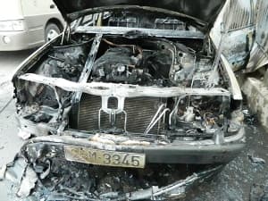Sau xe máy đến lượt ôtô Mercedes Benz bốc cháy