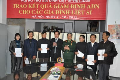 Trao kết quả giám định AND cho các gia đình liệt sĩ