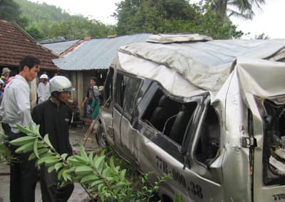 Phú Yên: tranh nhau khách, xe ô tô đâm vào nhà dân