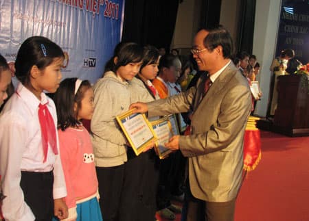 120 học sinh, sinh viên tại Quảng Nam được nhận học bổng khuyến học