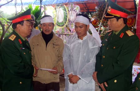 Trung tướng Đào Duy Minh thăm và động viên gia đình vợ quân nhân thiệt mạng trong vụ chìm tàu