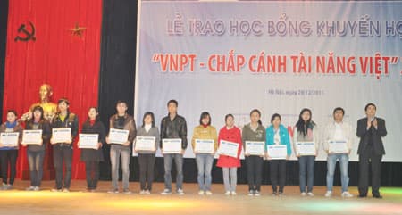 30 sinh viên Học viện Công nghệ Bưu chính Viễn thông nhận học bổng khuyến học