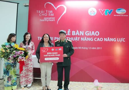 Tập đoàn Viettel bàn giao bộ thiết bị phẫu thuật tim cho Bệnh viện Nhi Truong ương