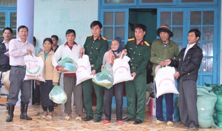 Thăm và tặng quà cho đồng bào nghèo